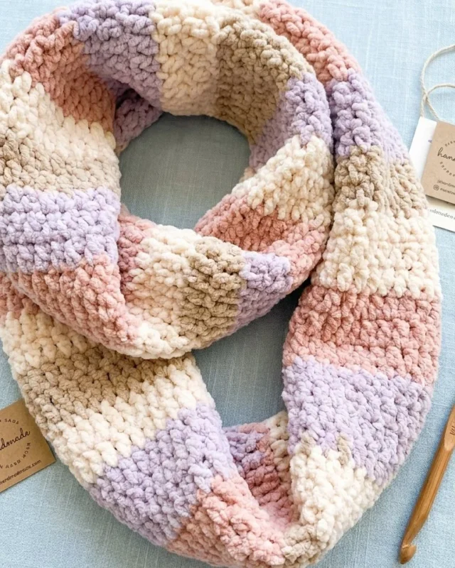Easy crochet infinity scarf pattern with knit-look ribs design