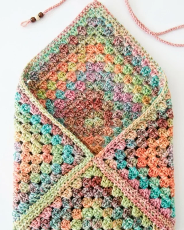 Free crochet book sleeve pattern for beginners using granny squares.